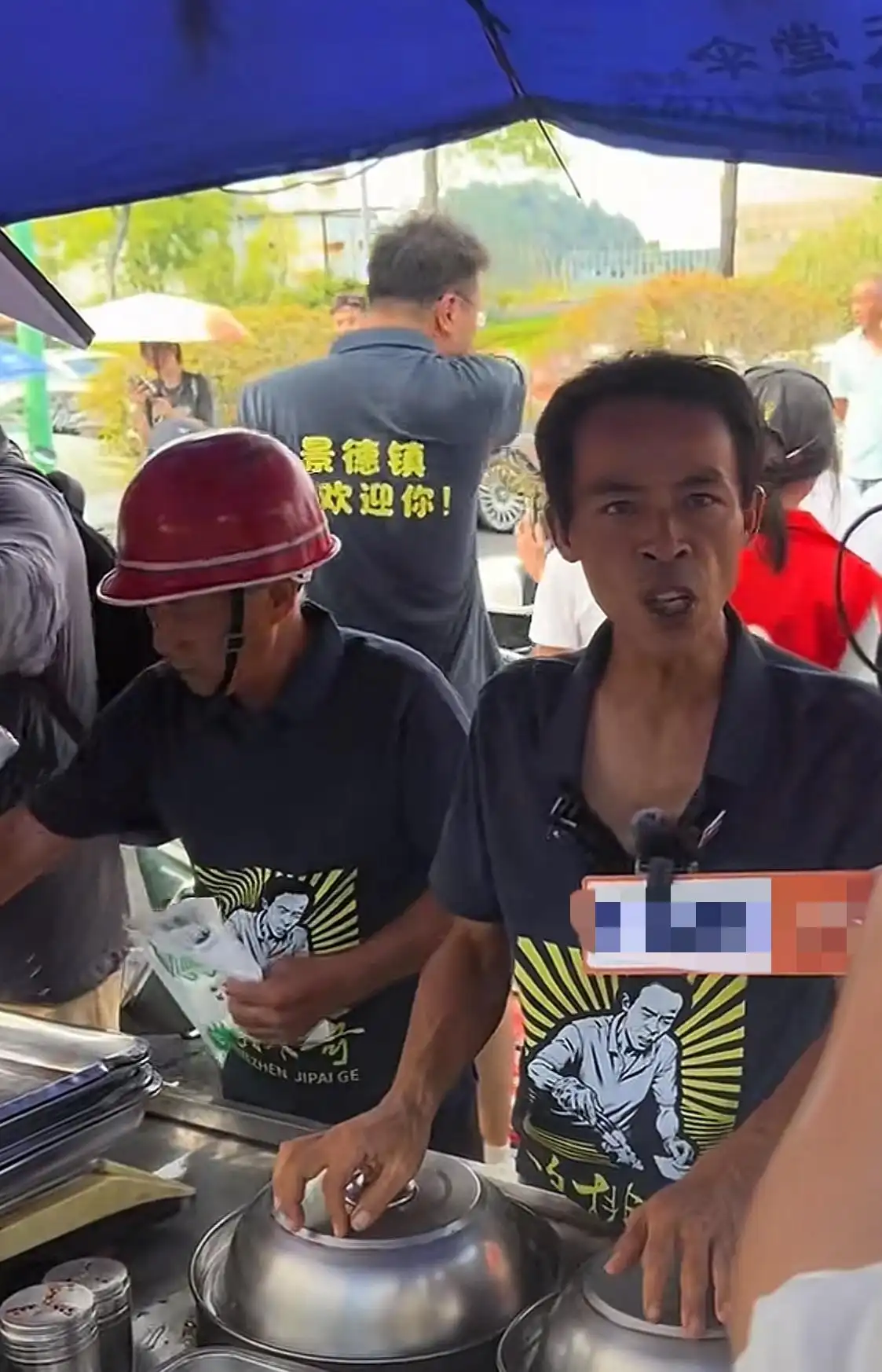 景德镇鸡排哥 国庆分流摊位 以顾客利益至上_“鸡排保镖”的工作不好抢