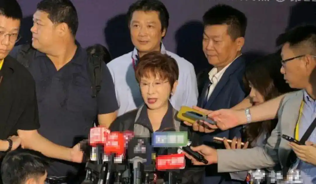 郑丽文怒批民进党 马英九激动落泪_中国国民党第22届第一次全代会 郑丽文就职典礼 洪秀柱两岸统一建议