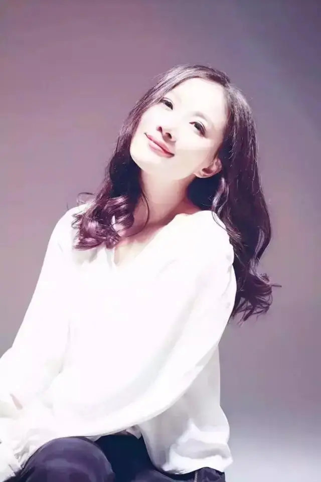 陈怡 非常周末 主持人 生涯经历_陈怡星座