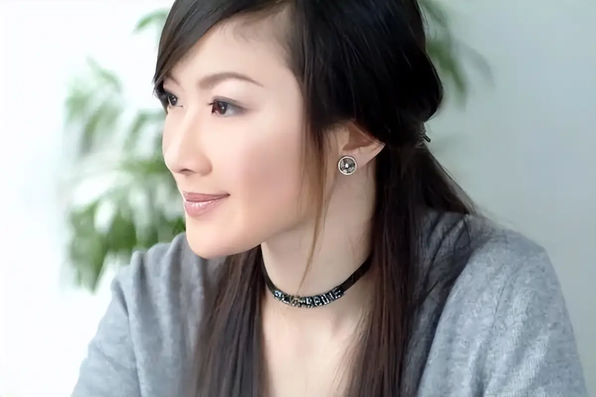 陈怡 非常周末 主持人 生涯经历_陈怡星座