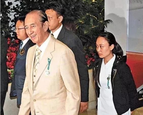 何鸿燊郑咏诗感情发展_郑咏诗未与赌王生孩子_郑咏诗何鸿燊护工故事