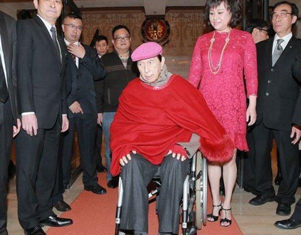 何鸿燊郑咏诗感情发展_郑咏诗未与赌王生孩子_郑咏诗何鸿燊护工故事