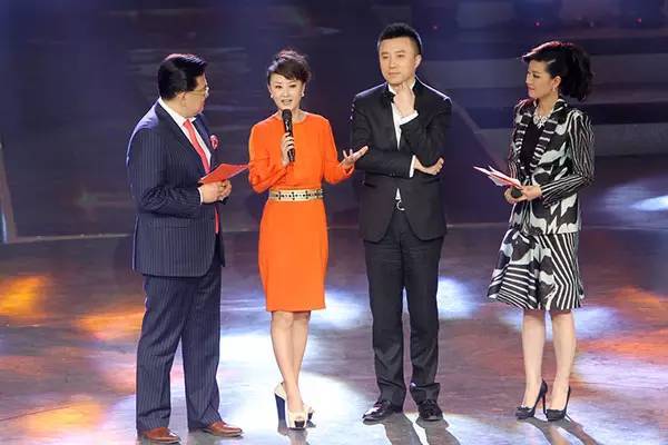 新闻联播新主播 潘涛 首次亮相_新闻联播形式的小品