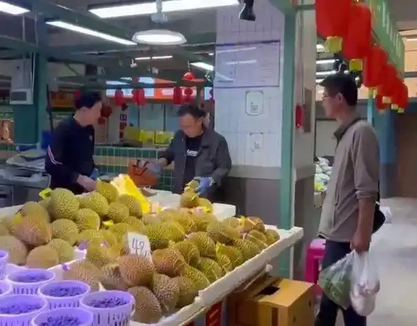 10元一斤榴莲_榴莲价格大跌_只把价格打下来不是真“榴莲自由”