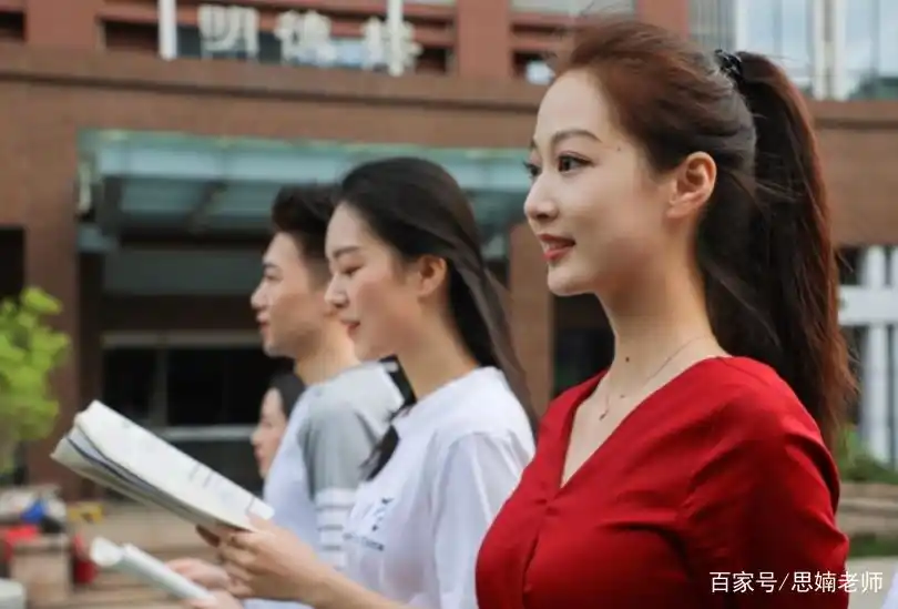 冯琳毕业合照流出，笑容甜美清新可爱，但比起室友还是略有逊色