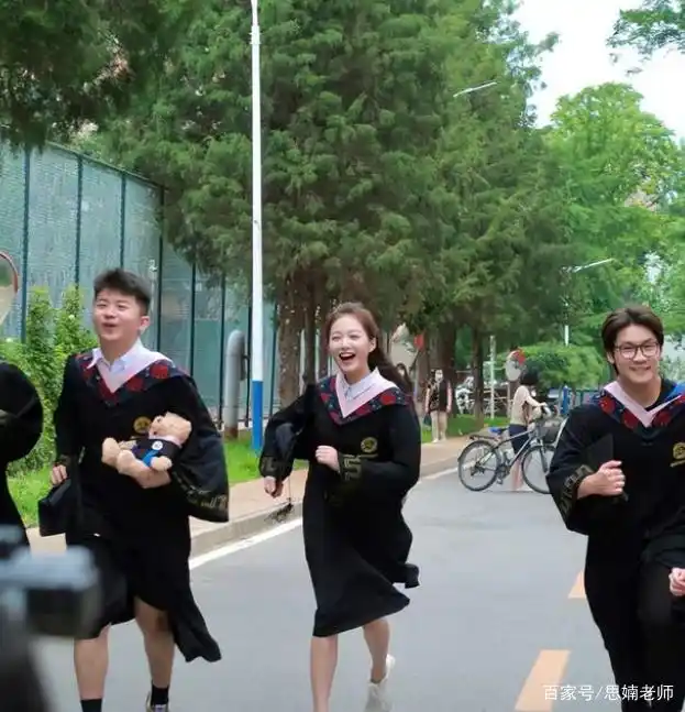 冯琳 复旦大学 保研 毕业照 室友 气质 不俗_冯卓 图片