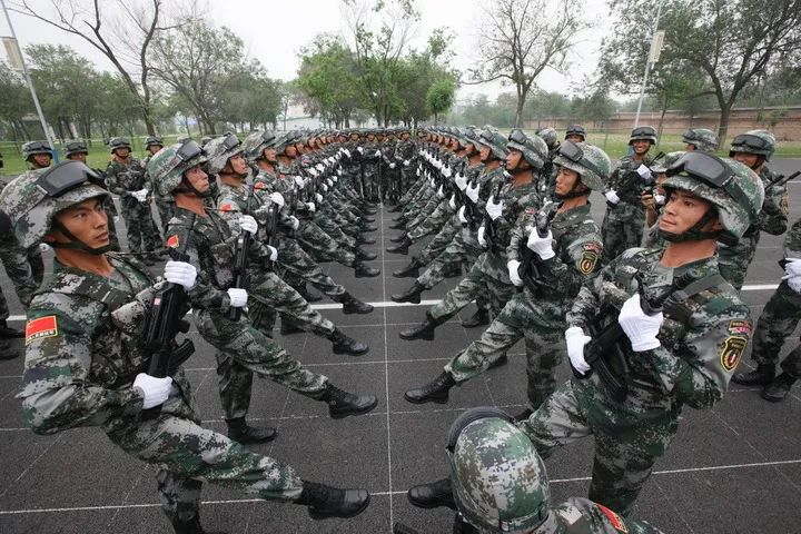 中国军队正步历史_阅兵队列整齐得像复制粘贴 有何秘诀_正步训练的意义