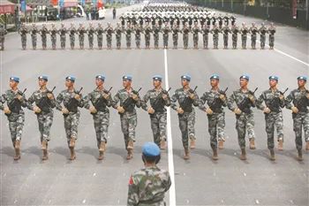 正步训练的意义_阅兵队列整齐得像复制粘贴 有何秘诀_中国军队正步历史