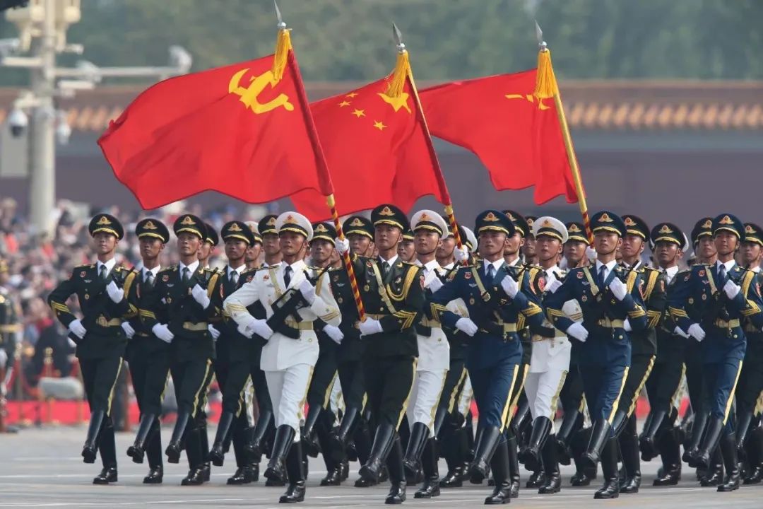 正步训练的意义_阅兵队列整齐得像复制粘贴 有何秘诀_中国军队正步历史