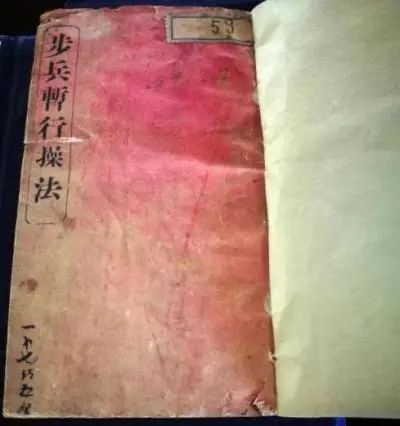 中国军队正步历史_阅兵队列整齐得像复制粘贴 有何秘诀_正步训练的意义