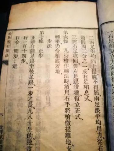 正步训练的意义_阅兵队列整齐得像复制粘贴 有何秘诀_中国军队正步历史