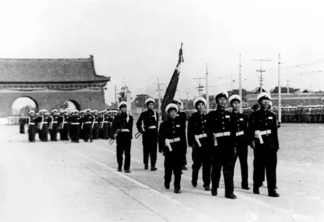 中国军队正步历史_阅兵队列整齐得像复制粘贴 有何秘诀_正步训练的意义