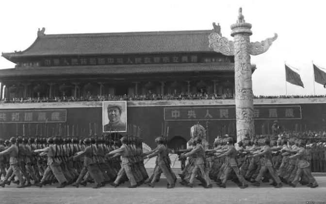 阅兵队列整齐得像复制粘贴 有何秘诀_中国军队正步历史_正步训练的意义