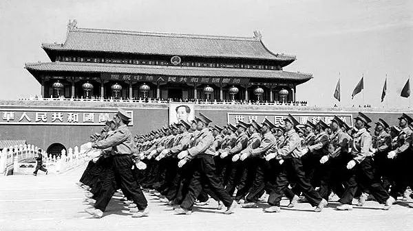 正步训练的意义_阅兵队列整齐得像复制粘贴 有何秘诀_中国军队正步历史