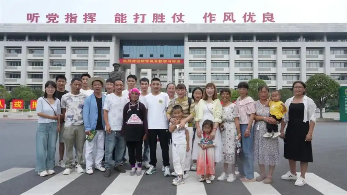 家族21人送学_全家15人跨省送小伙去国防科大报道_云南男孩考上国防科技大学