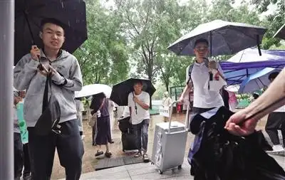 全家15人跨省送小伙去国防科大报道_北京航空航天大学新生报到_北京航空航天大学迎新活动