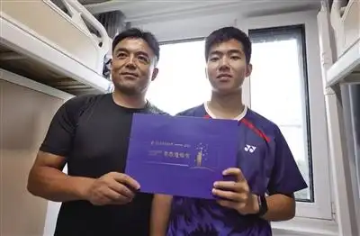 北京航空航天大学迎新活动_北京航空航天大学新生报到_全家15人跨省送小伙去国防科大报道