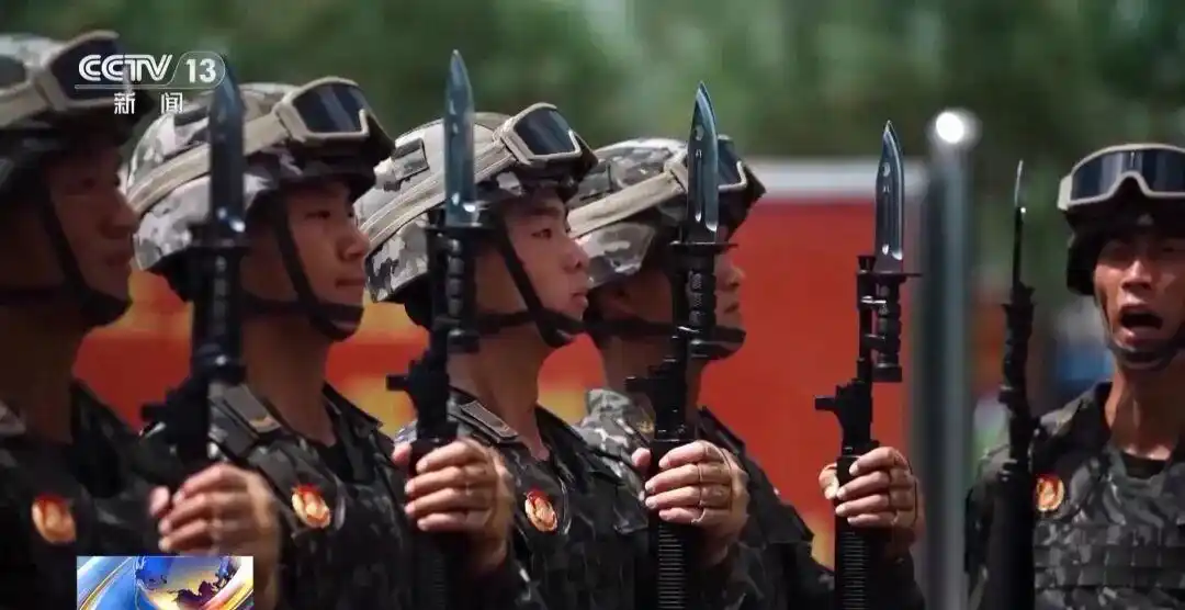 191式自动步枪亮相阅兵 约6瓶水重_阅兵装备191步枪细节设计_191式自动步枪