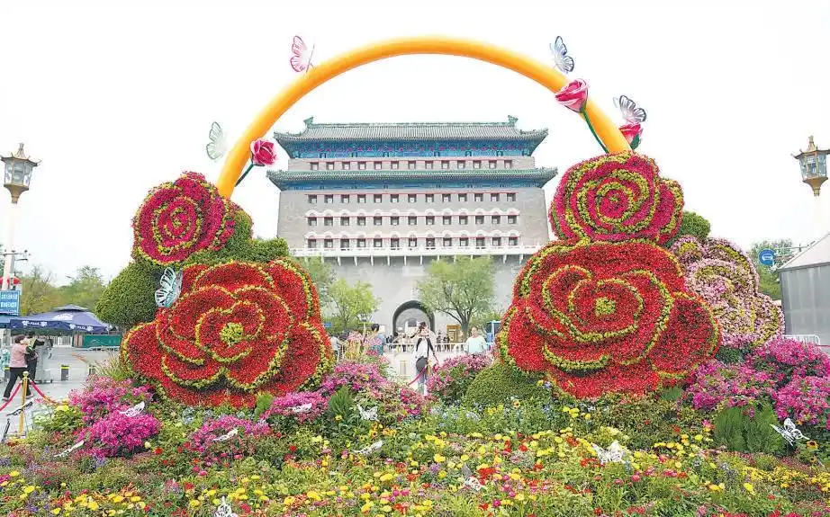 北京国庆景观布置_北京大街小巷悬挂国旗 全市喷泉开启_23万面国旗飘扬城市街道