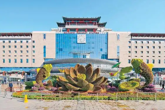 23万面国旗飘扬城市街道_北京大街小巷悬挂国旗 全市喷泉开启_北京国庆景观布置