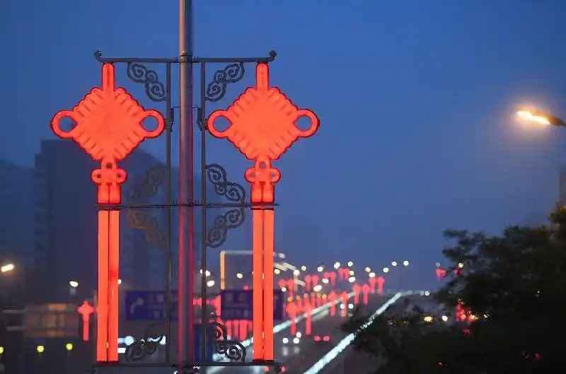 北京建党百年花坛_胡同红旗布置_北京大街小巷悬挂国旗 全市喷泉开启