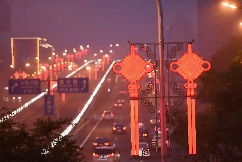 北京建党百年花坛_北京大街小巷悬挂国旗 全市喷泉开启_胡同红旗布置