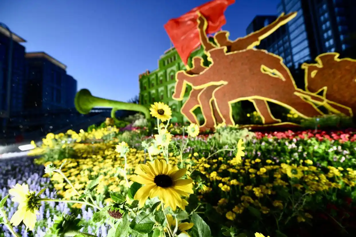 北京大街小巷悬挂国旗 全市喷泉开启_北京建党百年花坛_胡同红旗布置