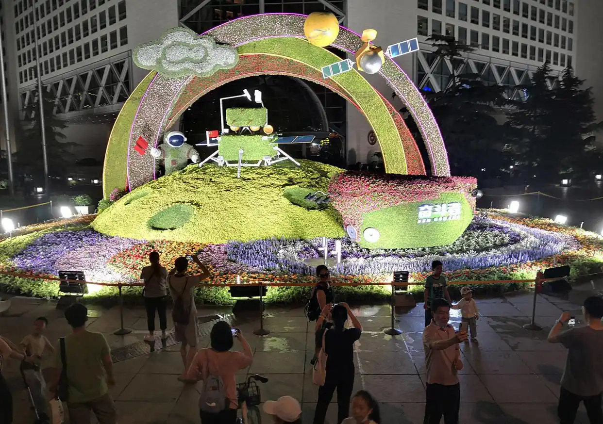 胡同红旗布置_北京建党百年花坛_北京大街小巷悬挂国旗 全市喷泉开启