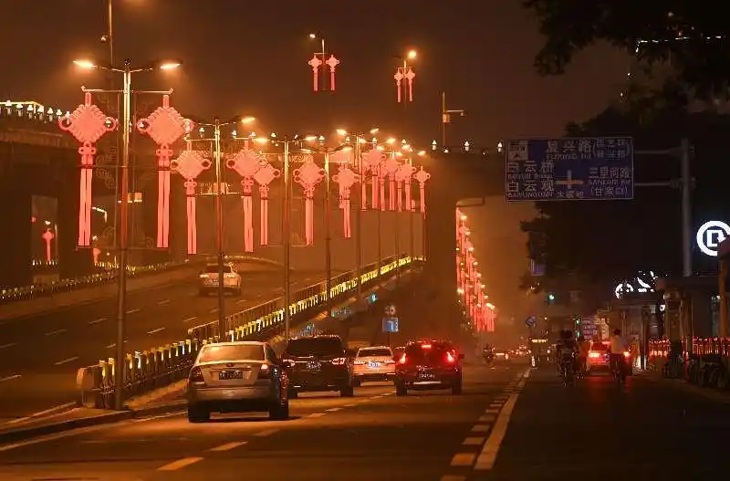北京大街小巷悬挂国旗 全市喷泉开启_北京建党百年花坛_胡同红旗布置