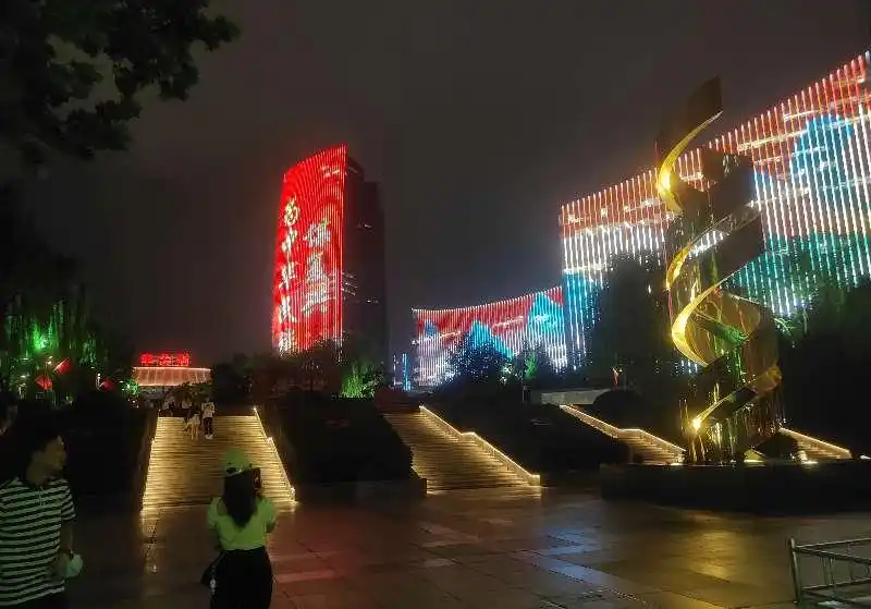 北京大街小巷悬挂国旗 全市喷泉开启_北京建党百年花坛_胡同红旗布置
