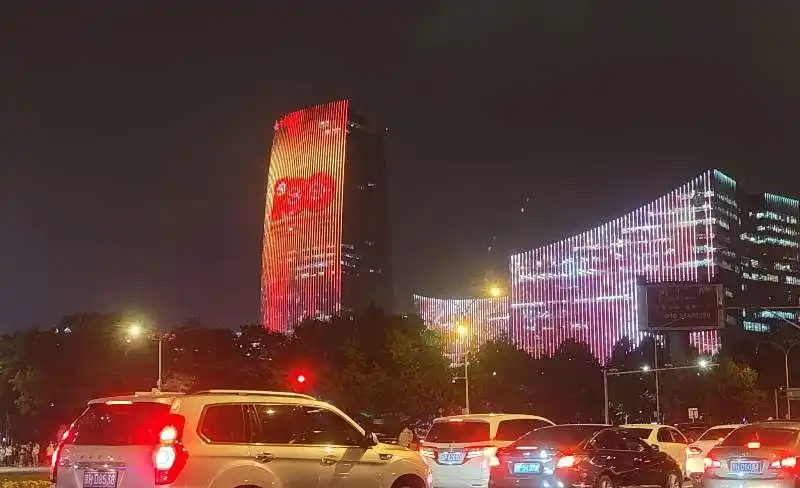 北京大街小巷悬挂国旗 全市喷泉开启_北京建党百年花坛_胡同红旗布置