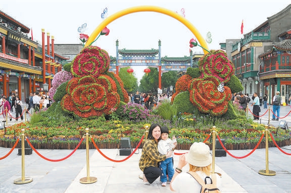 全市国庆景观布置到位 23万面国旗飘扬在大街小巷 10处灯光秀扮靓节日夜空