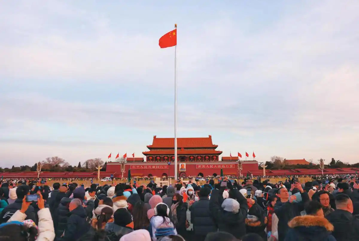 天安门广场元旦升国旗仪式_迎接2025年第一天升旗仪式_天安门广场上空看现场