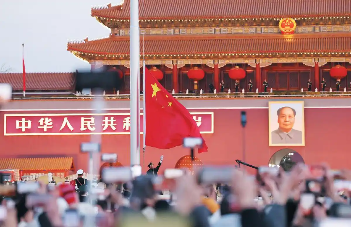 天安门广场上空看现场_迎接2025年第一天升旗仪式_天安门广场元旦升国旗仪式