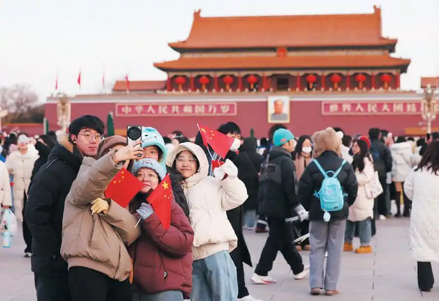 迎接2025年第一天升旗仪式_天安门广场上空看现场_天安门广场元旦升国旗仪式