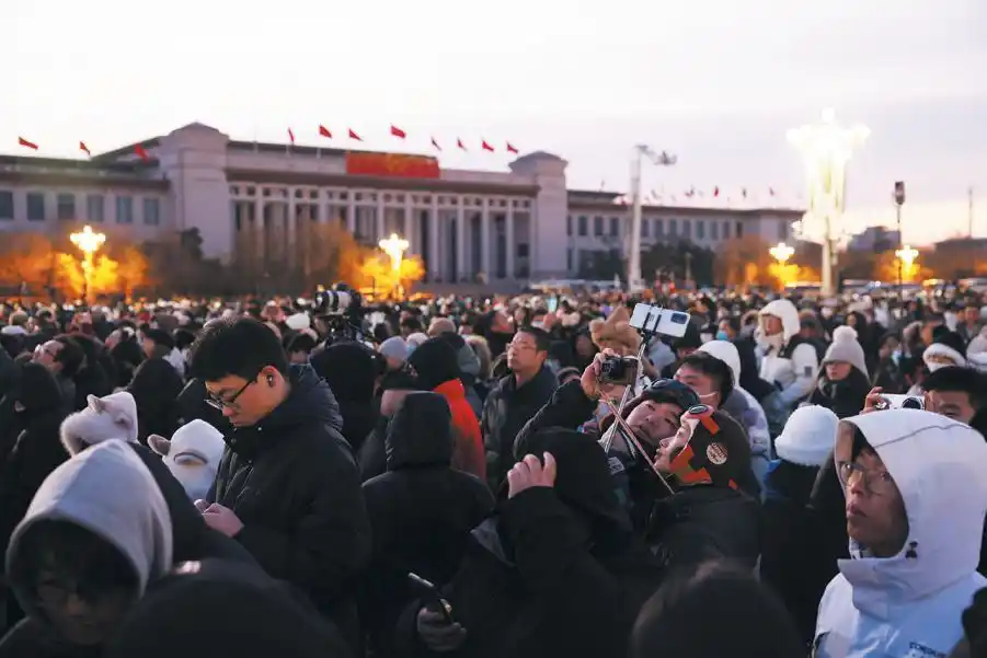 天安门广场元旦升国旗仪式_迎接2025年第一天升旗仪式_天安门广场上空看现场