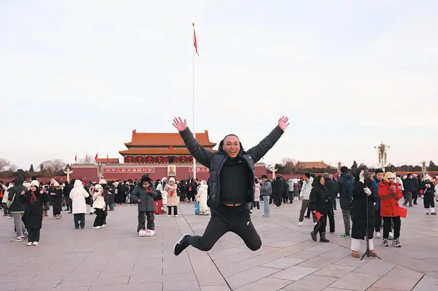 迎接2025年第一天升旗仪式_天安门广场上空看现场_天安门广场元旦升国旗仪式