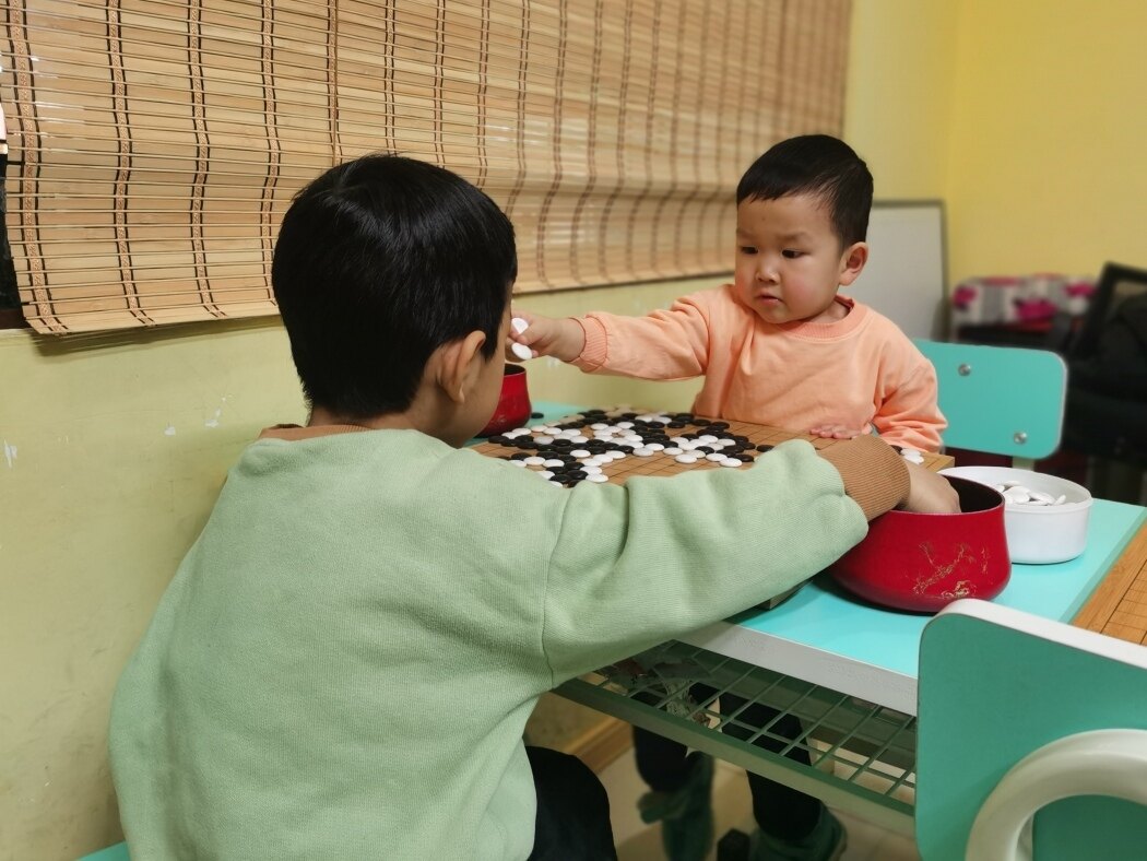 三岁半萌娃痴迷围棋 喊你来对弈