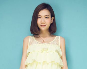 微胖女生中分中长烫发_胖脸适合的发型图片_中分中螺旋卷烫发发型