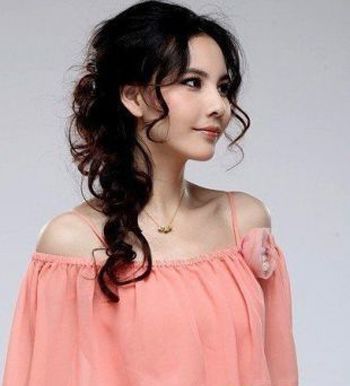 中分中螺旋卷烫发发型_微胖女生中分中长烫发_胖脸适合的发型图片