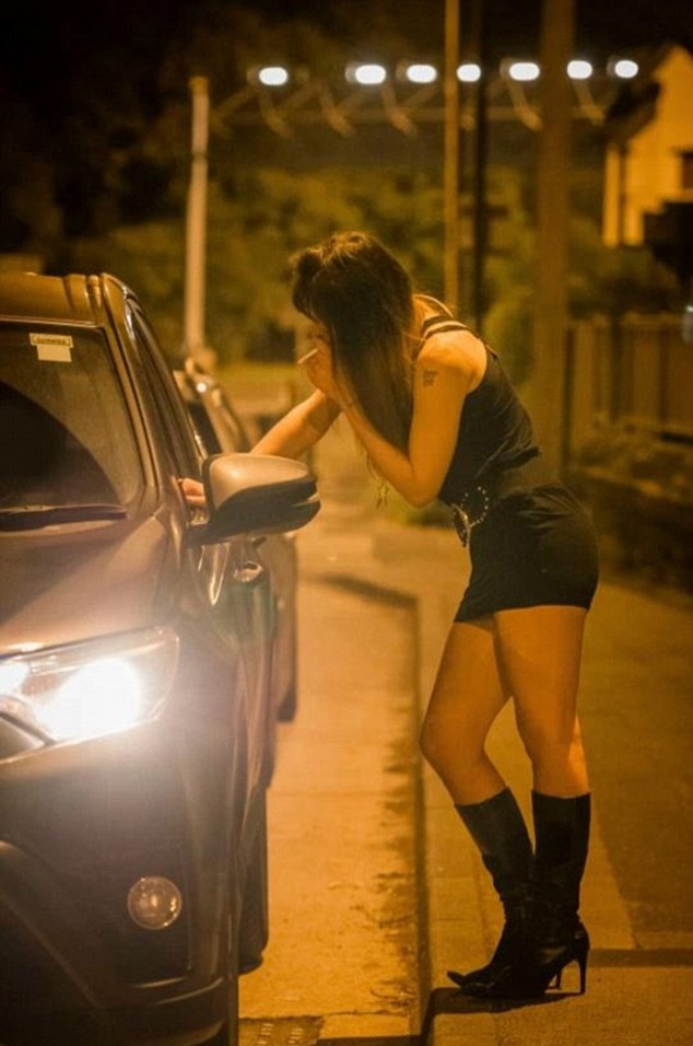 英首个合法红灯区 女性工作者讲述惨痛经历