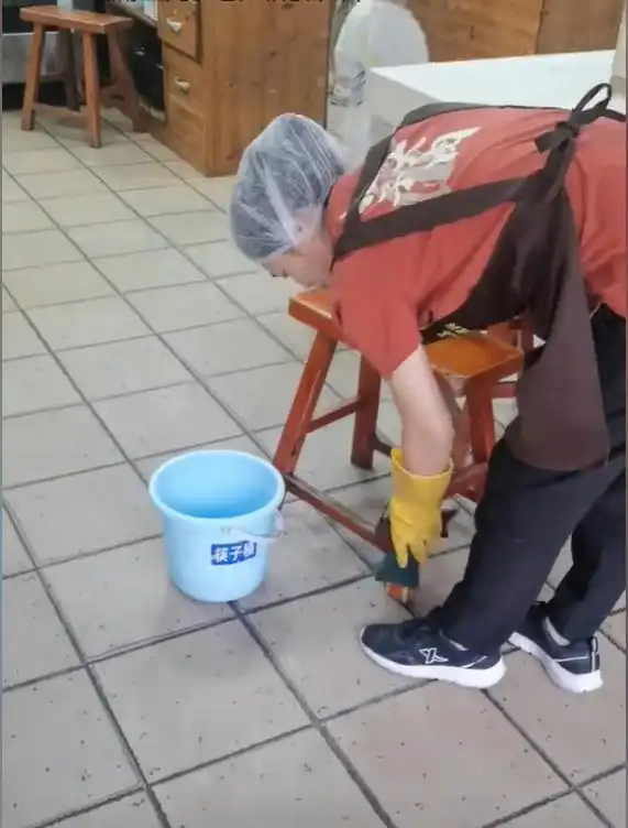 女服务员被指用“筷子桶”装黑水擦桌椅，快餐店承认管理不到位立即整改