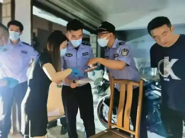 男子将猫关进快递柜转身就走_宠物盲盒 活体快递 遗弃宠物领养