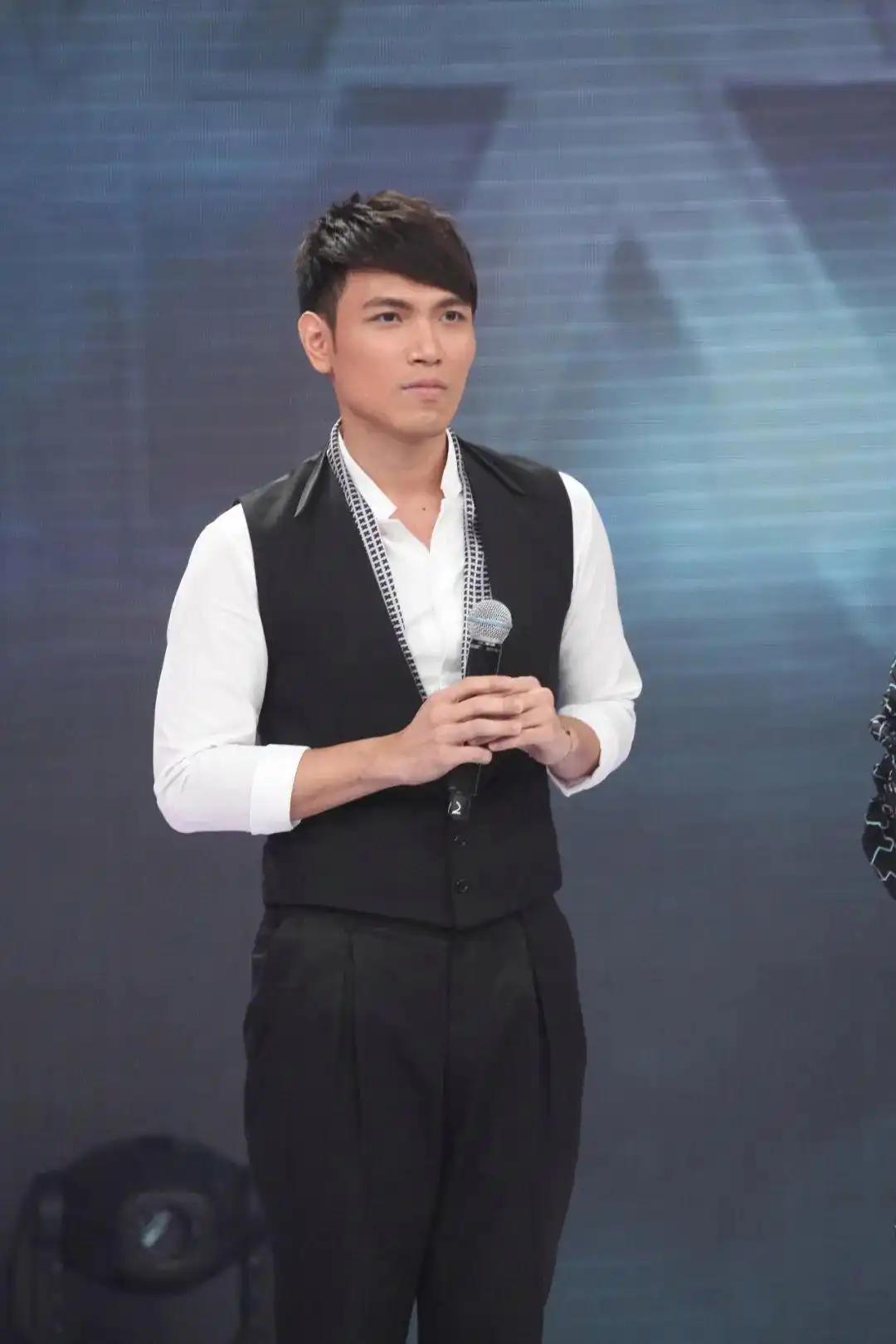 杨宗纬右手骨裂肋骨断裂 本人回应_杨宗玮西宁演唱会跌落舞台发声_杨宗玮踩空舞台受伤情况
