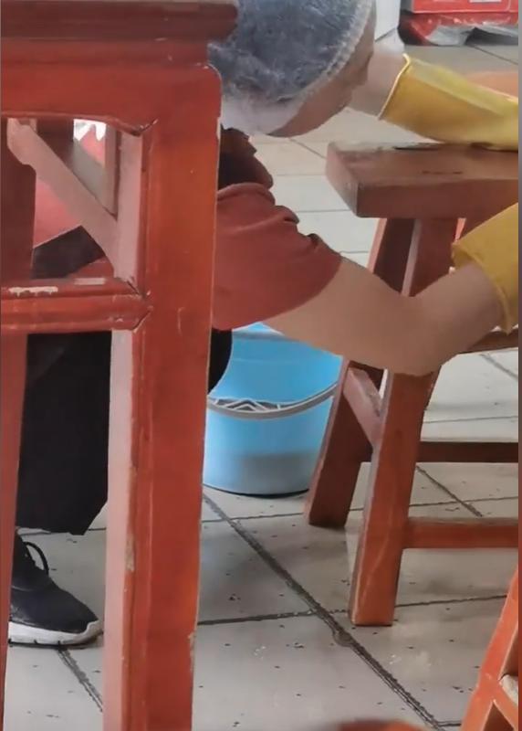 快餐店回应员工用筷子桶装水擦桌椅 立即整改换保鲜盒