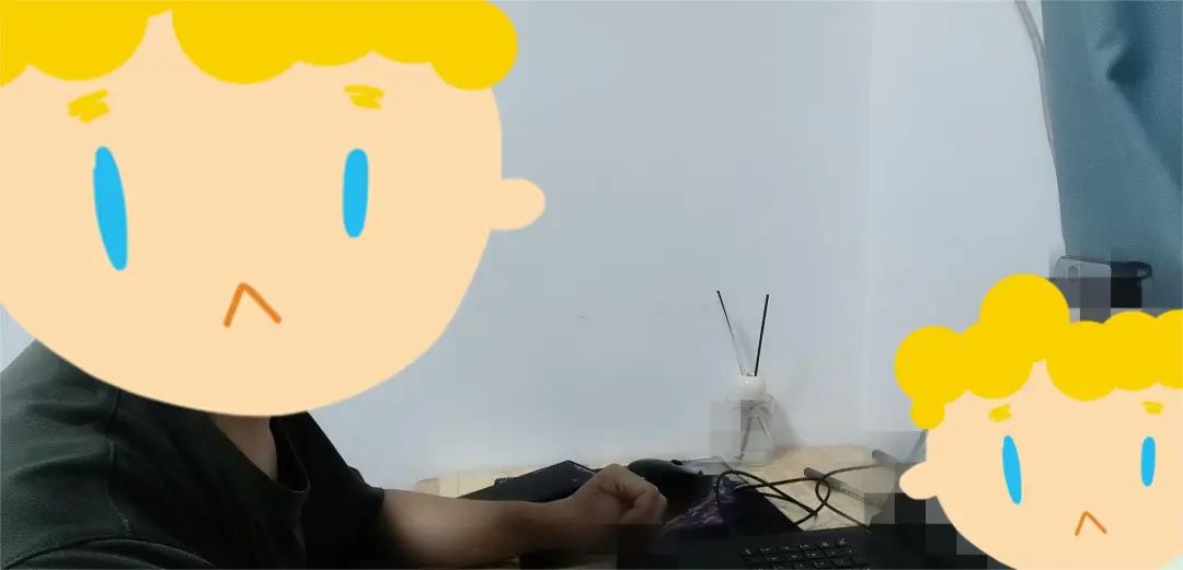 记者体验面试环境。