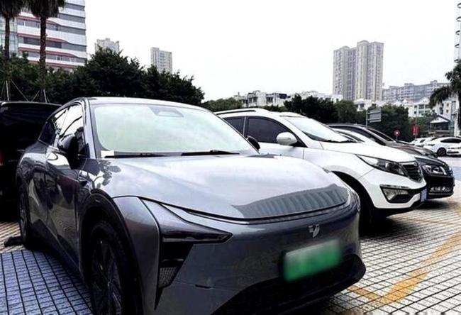 年轻人低价抢购倒闭车企烂尾车 配置为王