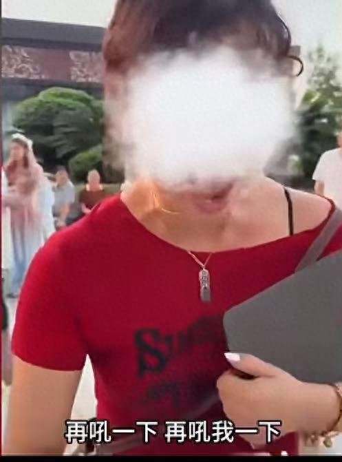 重庆洪崖洞一游客遭陌生女子强拉拍照引冲突，当事人及多方回应