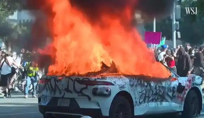 美移民执法人员“碰瓷”抓人遭围堵_白宫米勒ICE驱逐移民行动_ICE特工逮捕策略特朗普政府移民政策