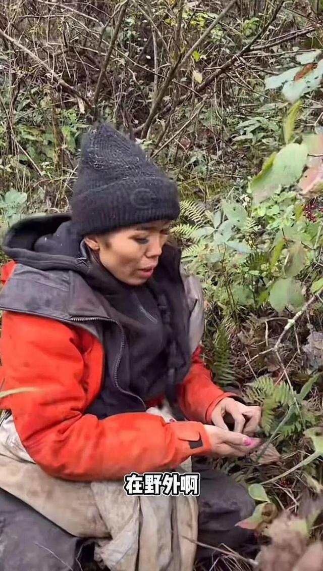 七星山荒野求生退回“陶器时代” 女选手坚韧生存挑战